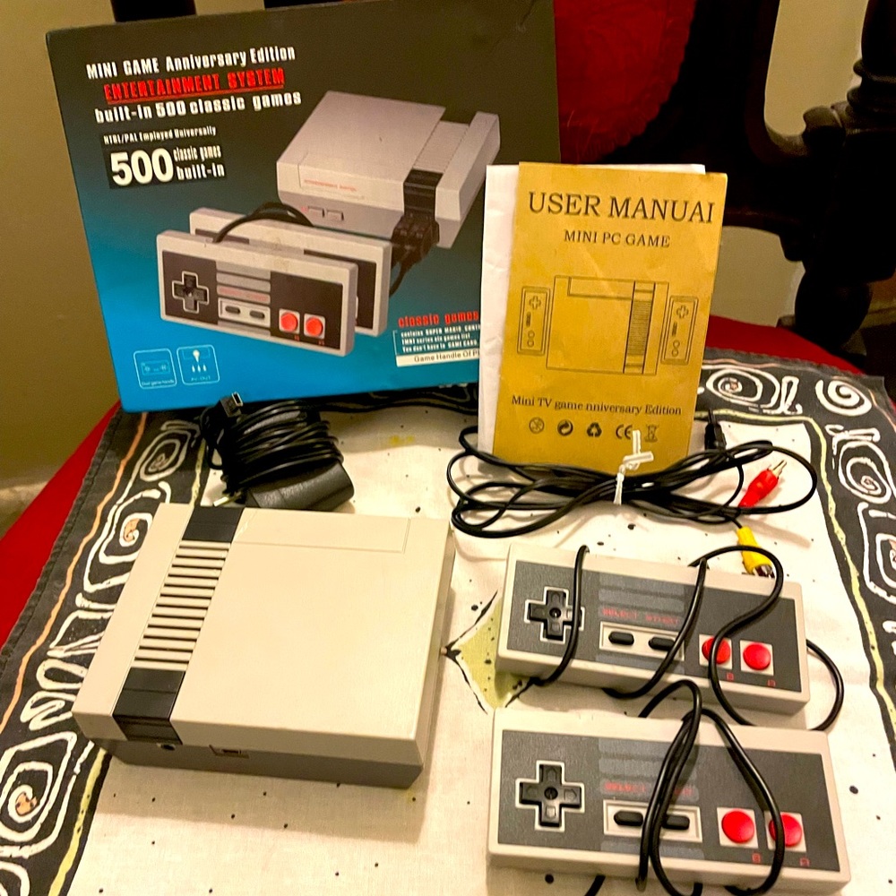 MINI TV GAME ENTERTAINMENT SYSTEM..BUILT- 500 CLASSIC BUILT-IN GAMES W/BOX..